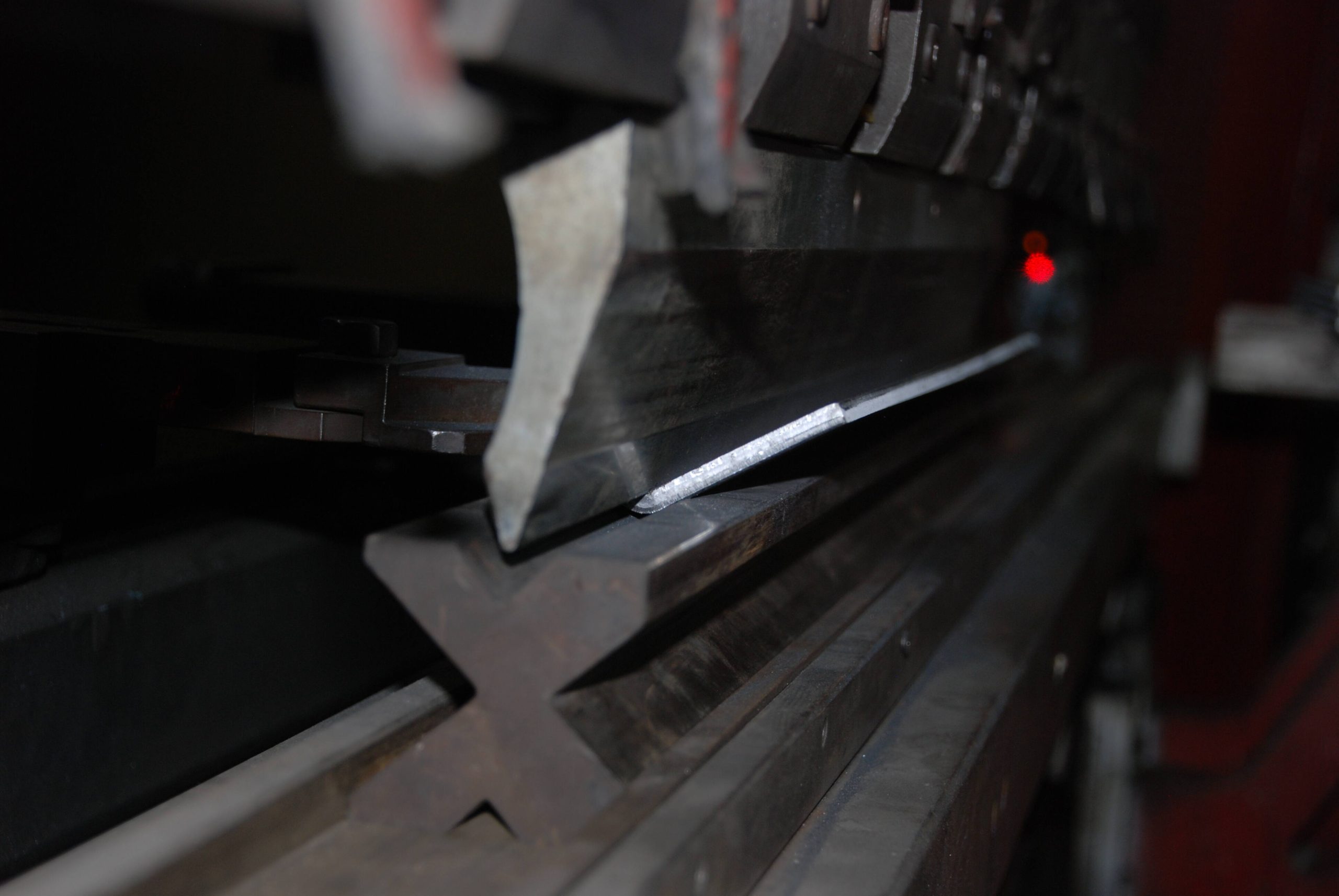 כיפוף פח במכבש CNC